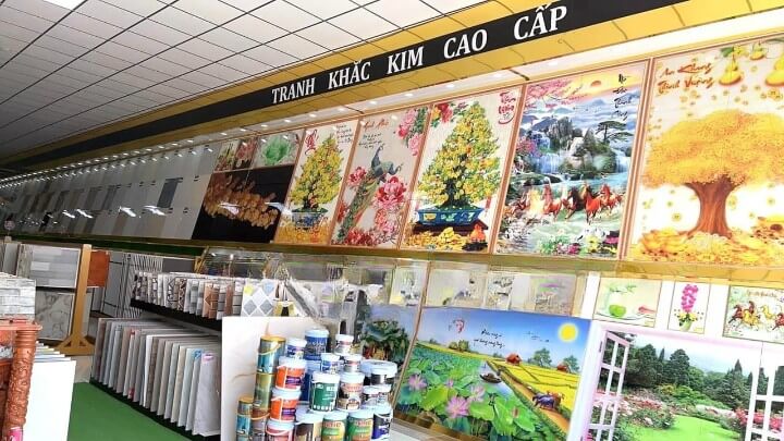 Showroom đen pha vàng